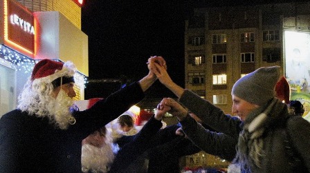 Участники новгородского "Новогоднего хоровода" наколдовали снег в праздничную ночь