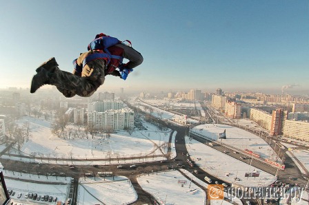 На Ленинском проспекте парашютисты  прыгнули с жилого комплекса