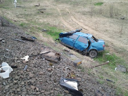 В Гатчинском районе, в результате столкновения автомобиля и поезда  сошли с рельс 17 цистерн