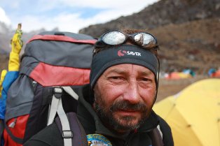 Донецкий шахтер поднял на Эверест футбольный мяч