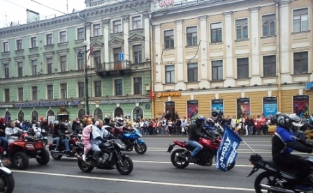 Праздничный парад на Невском открыли байкеры