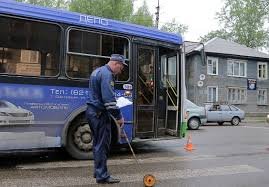 Водитель автобуса сбил женщину